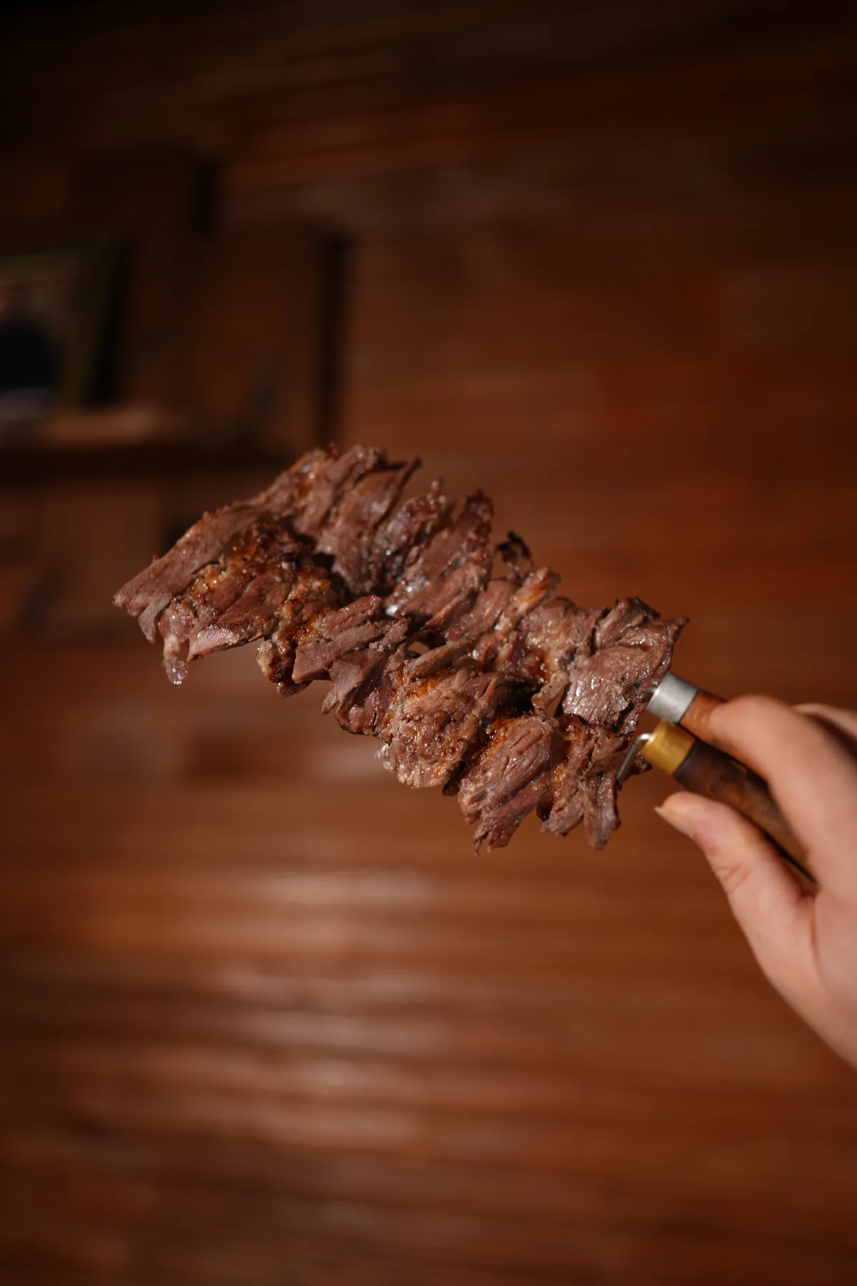 Servise hazır, elde tutulan bir cağ kebap şişi