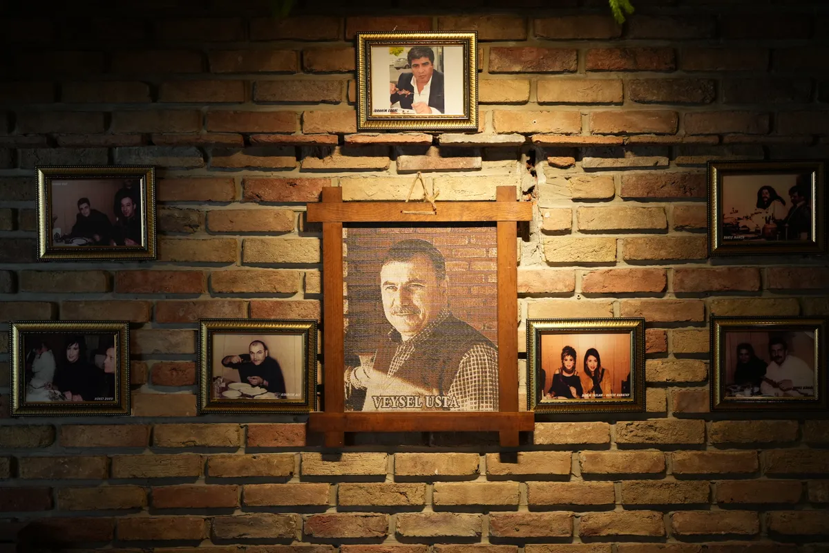 Ye Gör’ün tuğla duvarında Veysel Usta portresi ve hatıra fotoğrafları